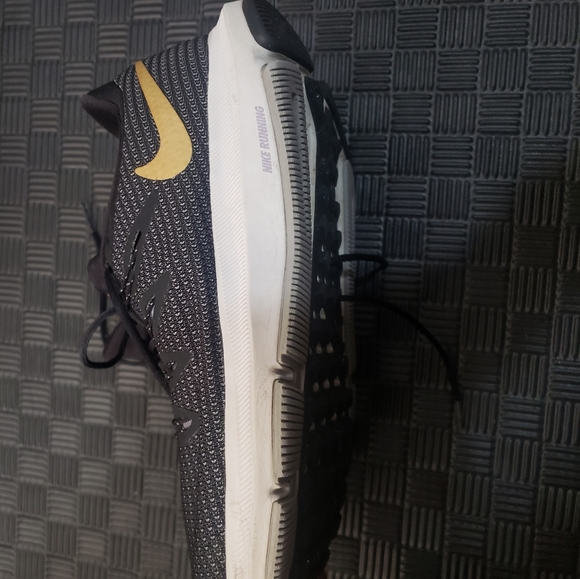 Nike Quest Black& Gold Womens 9 - Picture 2 of 3